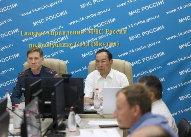 Глава Якутии выступил на совещании МЧС России о прохождении пожароопасного сезона и паводка в республике