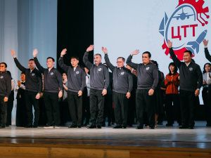 Евгений Григорьев поздравил работников дополнительного образования города Якутска