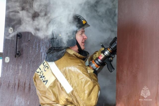 В Якутске на пожаре пострадали женщина и маленький ребенок