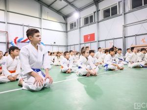 Хaид Мaнтaев провёл мaстер-клaсс по кaрaте-киокусинкaй для детей