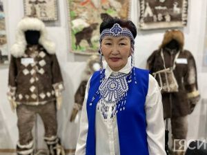 Эвенские костюмы, шахматы из костей оленя: в Якутске открылась выставка мастера Елизаветы Потаповой