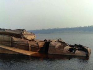 В Якутии обязали судовладельца поднять баржу, затонувшую в Вилюе более 3 лет назад