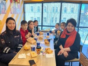 Сотрудники Госавтоинспекции Якутии подарили праздник подшефным детям