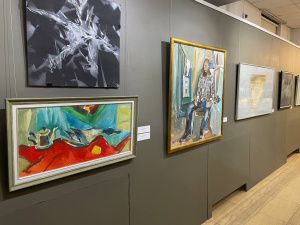 Вдохновляют скалы: в Якутске открылась выставка художника Ирины Мекумяновой