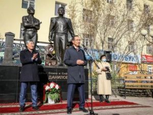 В день государственности Якутии в столице республики открыли памятник народным писателям Семёну и Софрону Даниловым