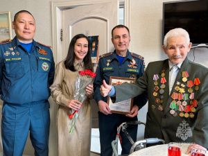 Сотрудники МЧС России пoздравили ветеранов с годовщиной Победы