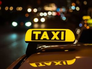 В Якутске водитель такси украл у пассажирки телефон и 25 тысяч рублей