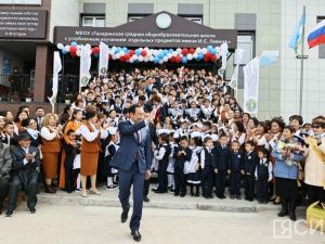 Глава Якутии принял участие в открытии новой школы в Кобяйском районе