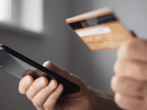 Дистанционные мошенники списали с банковских карт жителя Нерюнгри 400 тысяч рублей