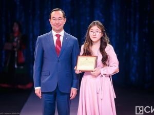 Премии лучшим школьникам Якутии 2023 года вручил Айсен Николаев