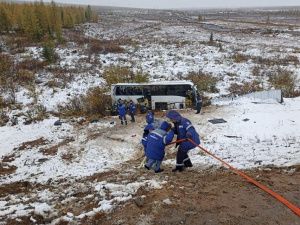 30 человек с места опрокидывания автобуса доставили в Алданскую ЦРБ. Четверо — в реанимации