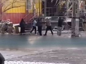 В Якутске молодые люди устроили драку у развлекательного заведения