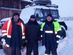 В Якутии двое предпринимателей, торгующие шубами, едва не погибли на безлюдной трассе в 50-градусный мороз