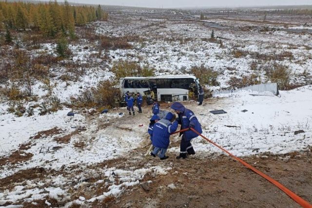 30 человек с места опрокидывания автобуса доставили в Алданскую ЦРБ. Четверо - в реанимации