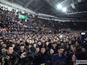 Ил Дархан и мэр Якутска выступили перед разгневанными жителями Якутии