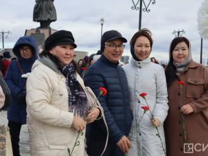 В Якутске возложили цветы к памятнику Матери