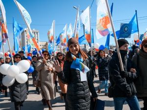 Айсен Николаев поприветствовал участников первомайской демонстрации
