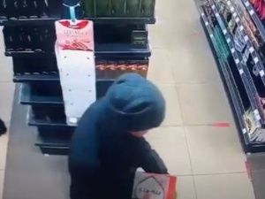 Мужчина подозревается в похищении дюжины наборов шоколадных конфет из магазина в Якутске