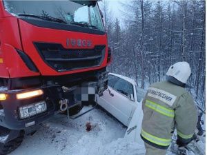 ДТП на трассе Лена: водителя заблокировало в кабине