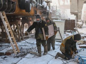 Работа не для слабаков: как вымораживают и ремонтируют речные суда в Якутии