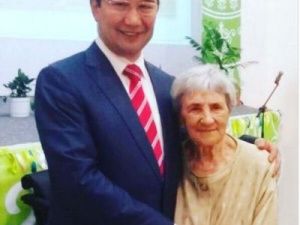 Айсен Николаев поздравил свою первую учительницу