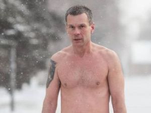 Голый экстремал прыгнет с парашютом в Якутии