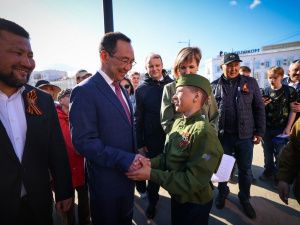 Айсен Николаев принял участие в праздничных мероприятиях проекта «Проспект Победы»