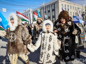 1700 человек прошлись в национальных костюмах по центру Якутска