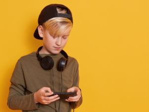 Ребенок перевёл мошенникам 300 тысяч рублей с карты матери: Женщина дважды обращалась в суд