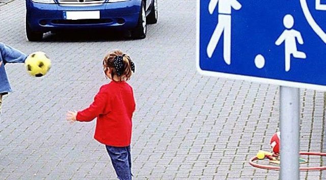 В Якутске водитель во дворе жилого дома совершил наезд на 8-летнюю девочку