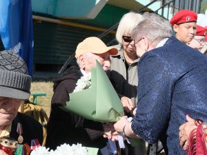 В Якутске «Вечный огонь» пришел во двор к ветеранам: акция «Поём двором» 