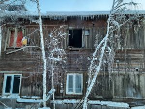 В Якутске произошел пожар в двухэтажном деревянном доме. Обнаружены тела двух человек