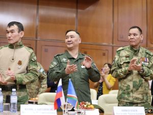 Зампред правительства России Юрий Трутнев вручил госнаграды военнослужащим и добровольцам Якутии