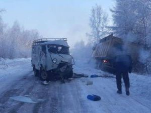 В Таттинском улусе машина выехала на «встречку» в условиях тумана. Три человека пострадали