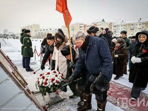 В Якутске состоялась церемония возложения цветов, посвященная 80-летию освобождения блокады Ленинграда