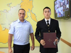 В Якутии наградили полицейских, участвовавших в ликвидации пожаров на территории Горного района