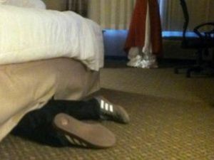 Застигнутый врасплох вор прятался под кроватью