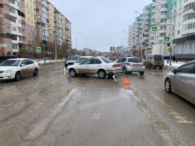 В Якутске пьяный водитель проехал на "красный" и устроил ДТП