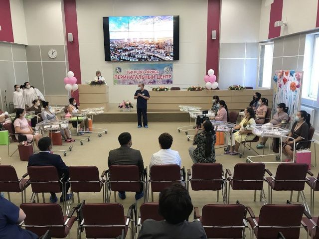 Растите здоровыми, будьте счастливыми! Репортаж с торжественной выписки малышей, родившихся в день города