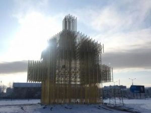 Фотофакт: в районе аэропорта завершают возведение башни из латунных труб