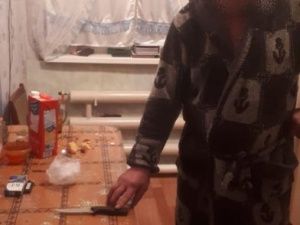В Якутии из-за посылки мужчина угрожал ножом родной сестре