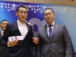 Якутским мас-рестлерам впервые вручили знаки заслуженных мастеров спорта России