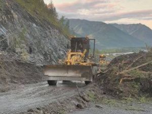На участок автодороги «Колыма» сошел оползень. Движение временно перекрыто