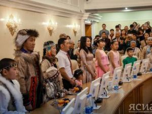 В Якутии пяти лучшим семьям года вручили по 300 тысяч рублей