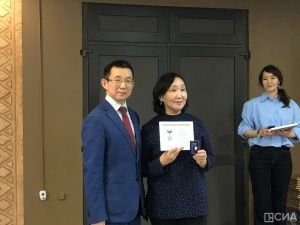 Выдающимся ювелирам и художникам вручили нагрудные знаки «Бриллиант Якутии»