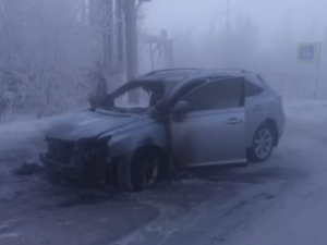 В Якутске на улице Кузьмина сгорел автомобиль Lexus RX 350