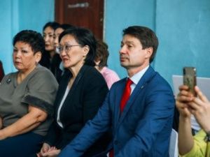 Сардана Авксентьева и Владимир Федоров поздравили выпускников СОШ № 19 с последним звонком