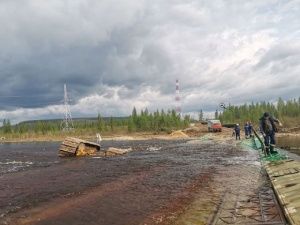 В Якутии трубоукладчик упал с понтонной переправы в реку
