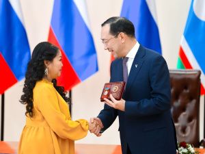 Айсен Николаев вручил государственные награды многодетным матерям Якутии