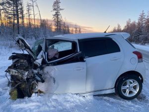 В Горном районе при лобовом столкновении двух машин тяжело пострадали четыре человека